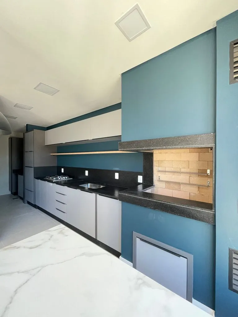 Balcony with a grill in a 3-bedroom apartment, 131 m² — photo 2