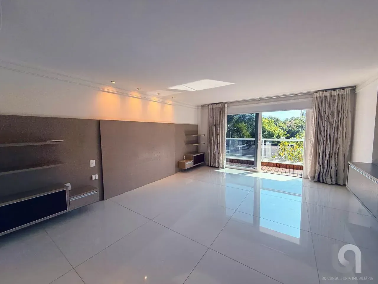 House with 4 bedrooms and 5 baths, 740 m² and 3 parking — photo 3