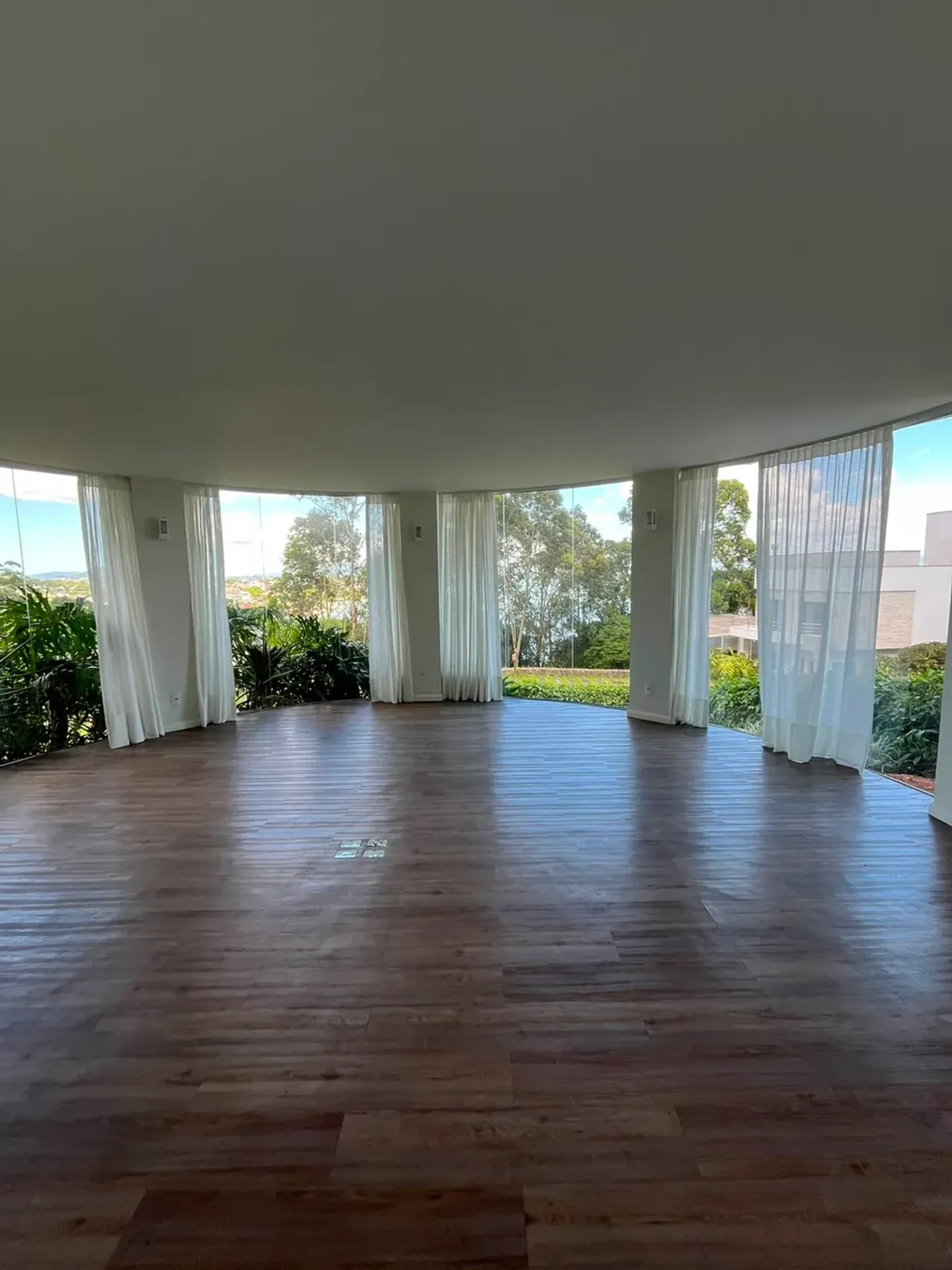 Casa de 1000 m² con vista al agua y chimenea — photo 23