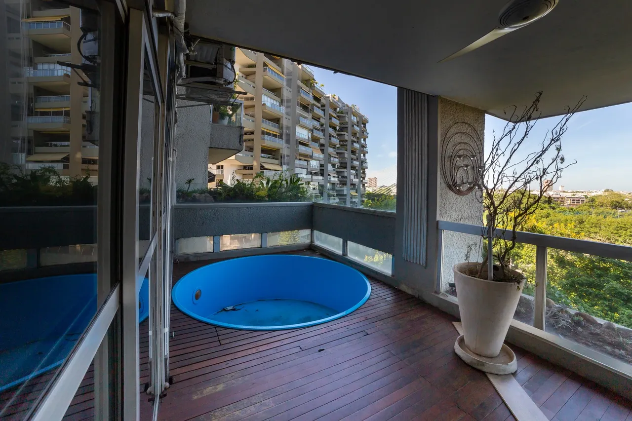 Unfurnished apartment with open-plan kitchen and 4 bedrooms — photo 11