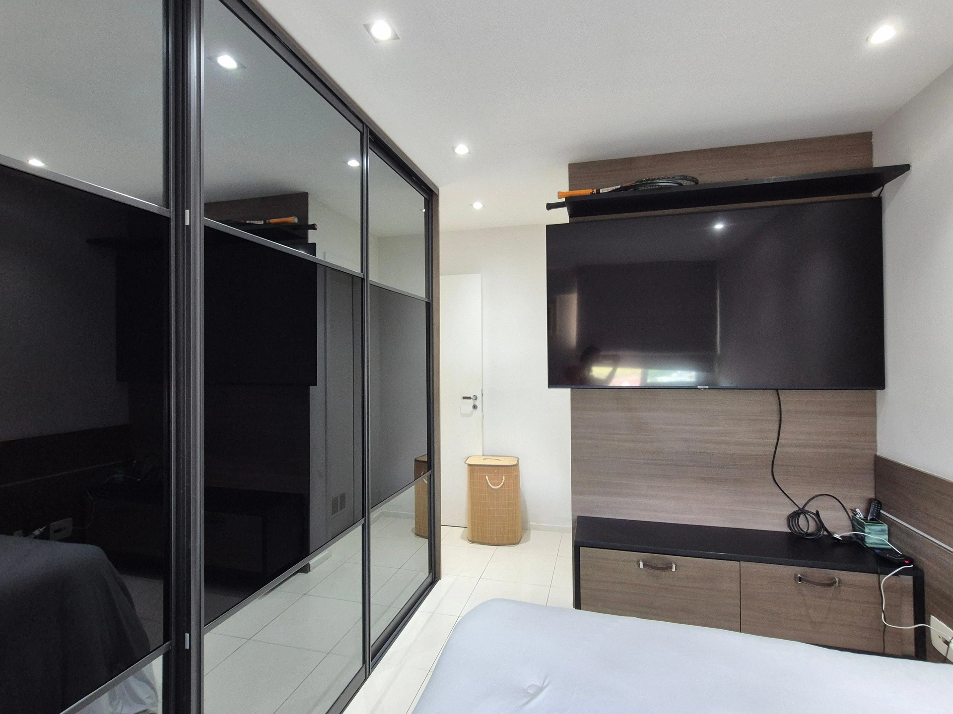 Furnished 2-bedroom apartment with private BBQ — photo 43