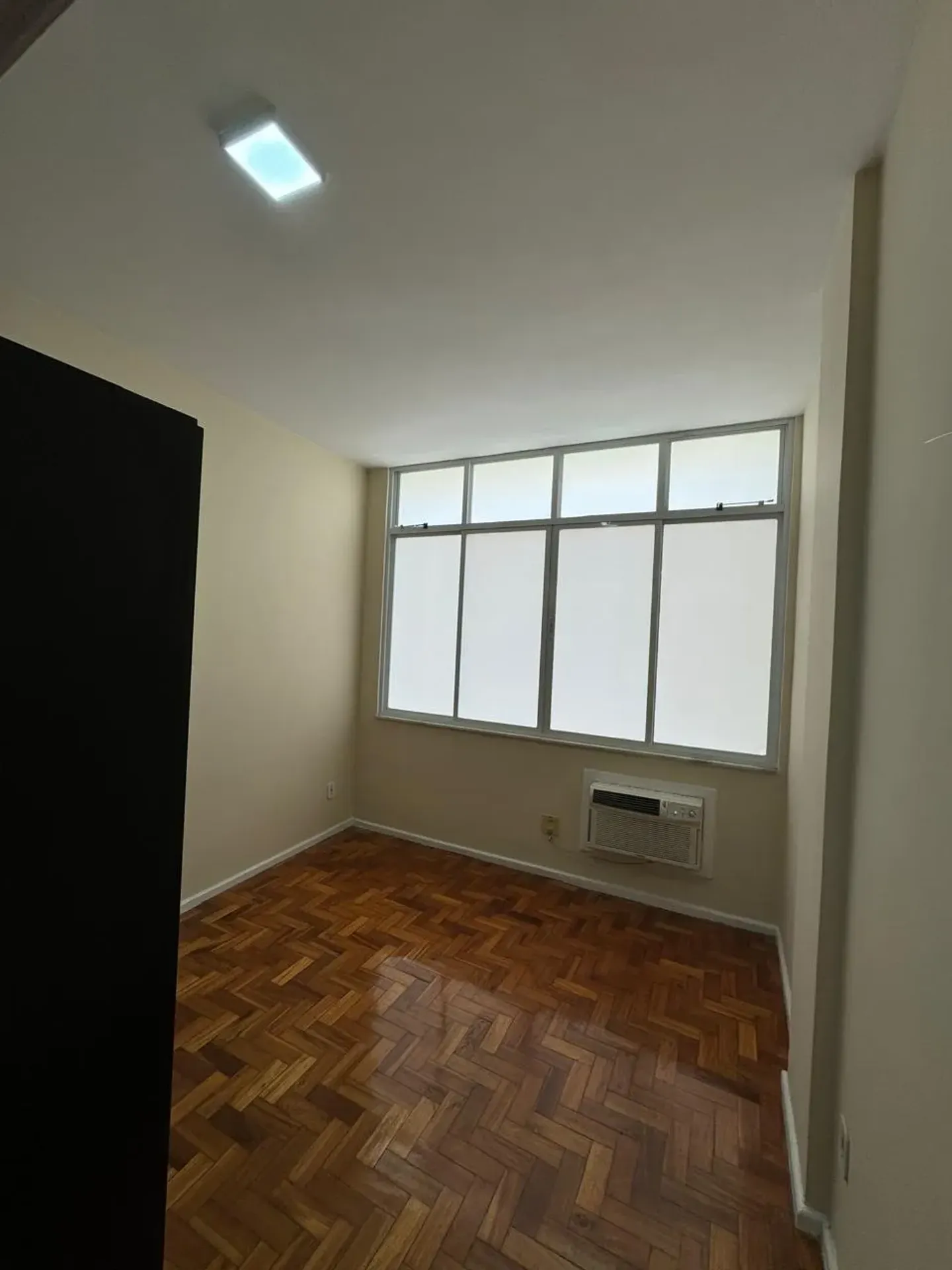 Apartment on the 5th floor with wood or laminate floors