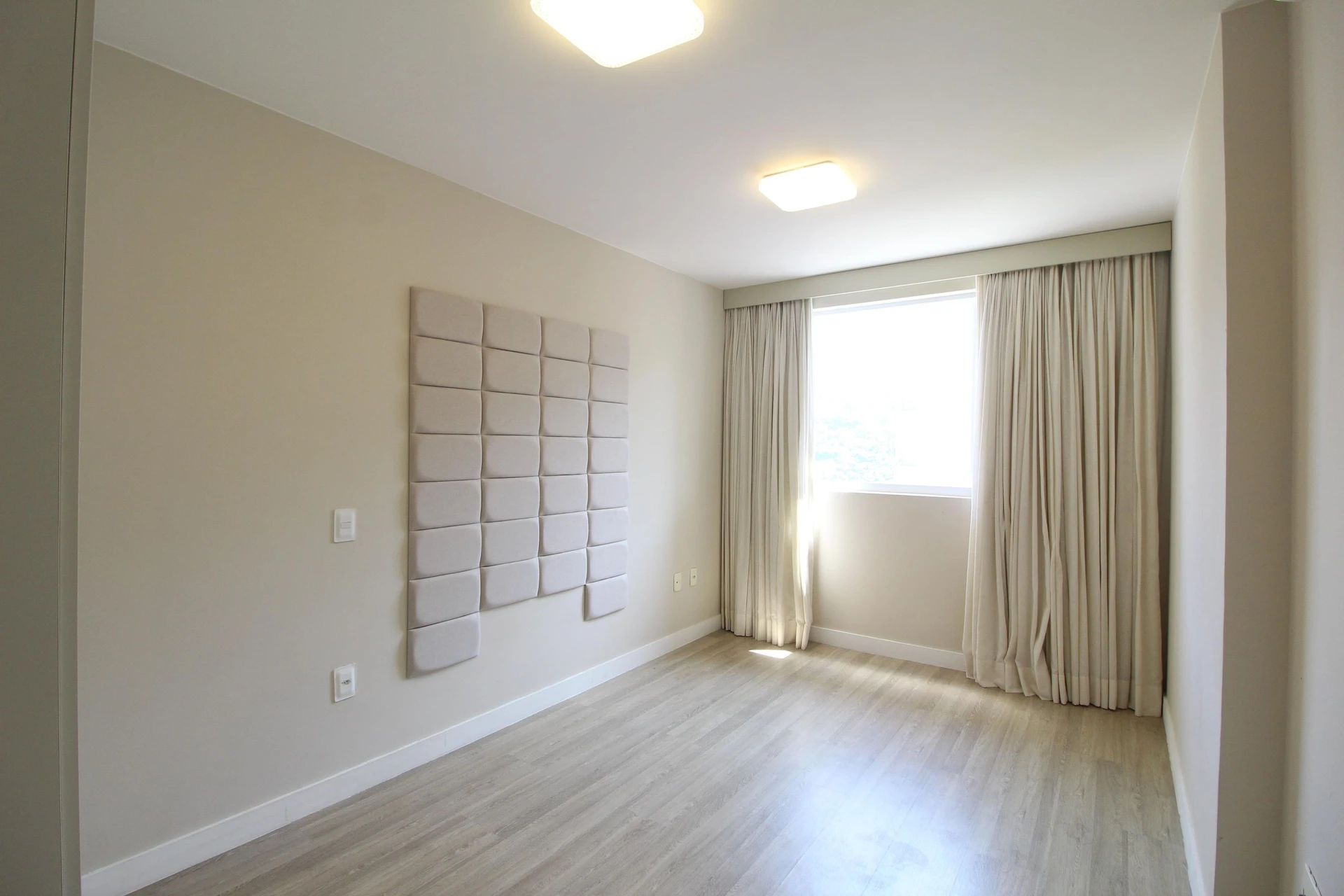 Balcony with a grill in a 2-bedroom apartment, 90 m² — photo 10
