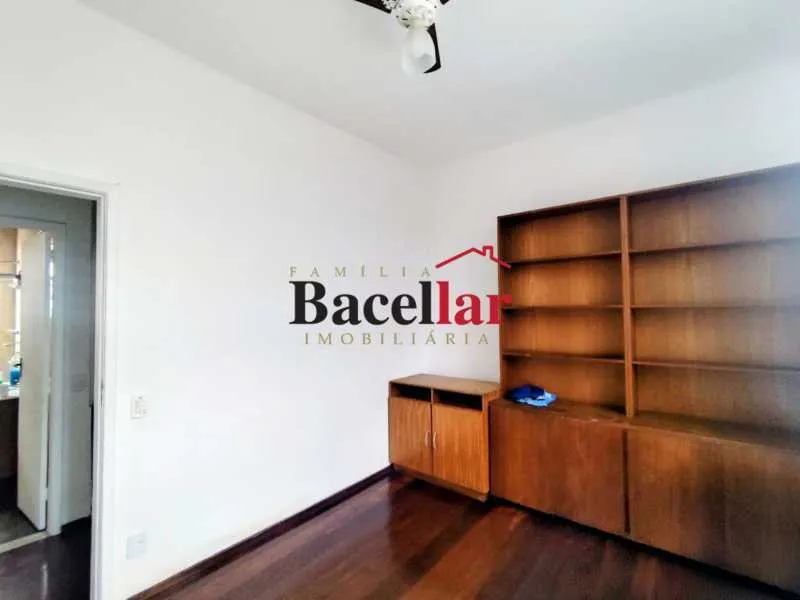 3-bedroom house with wood or laminate floors — photo 6