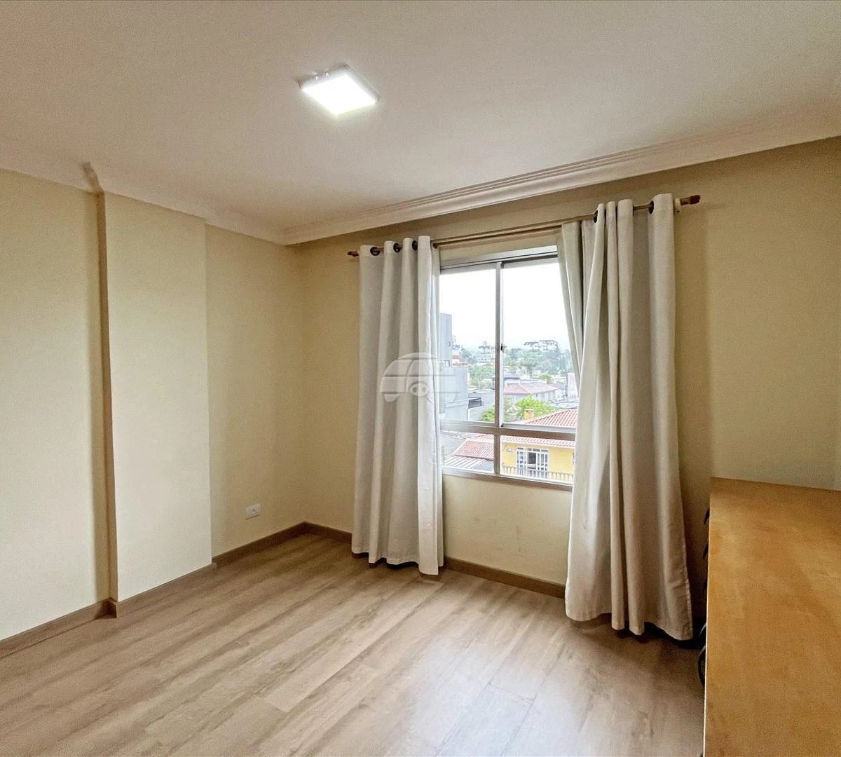 Apartamento de 1 quarto com piso de madeira ou laminado — photo 7