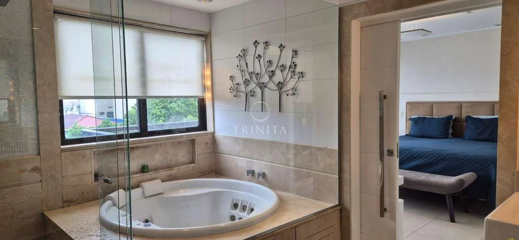 Furnished apartment with 4 en-suite bedrooms and balcony — photo 17