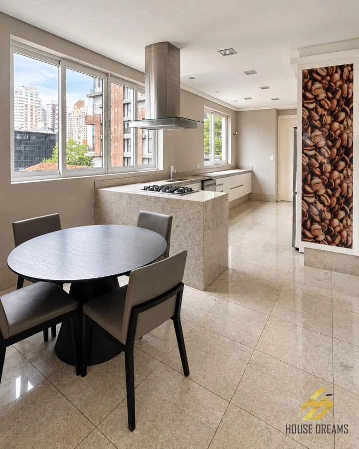 344 m² apartment with a walk-in closet and a bathtub — photo 4
