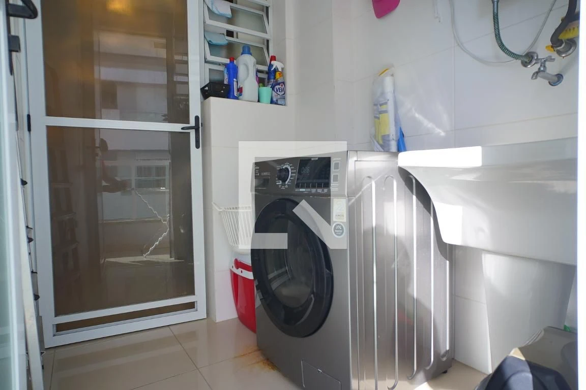 Glass-enclosed balcony in a 2-bedroom apartment, 78 m² — photo 31