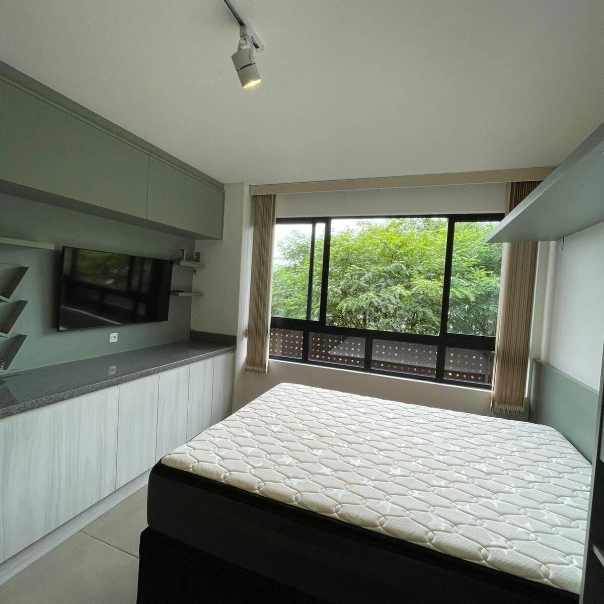 One-bedroom apartment with a dryer — photo 2