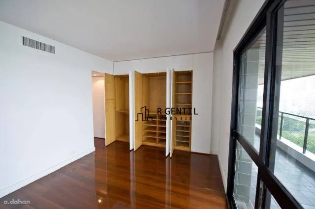 Apartment with 4 bedrooms and a balcony — photo 12