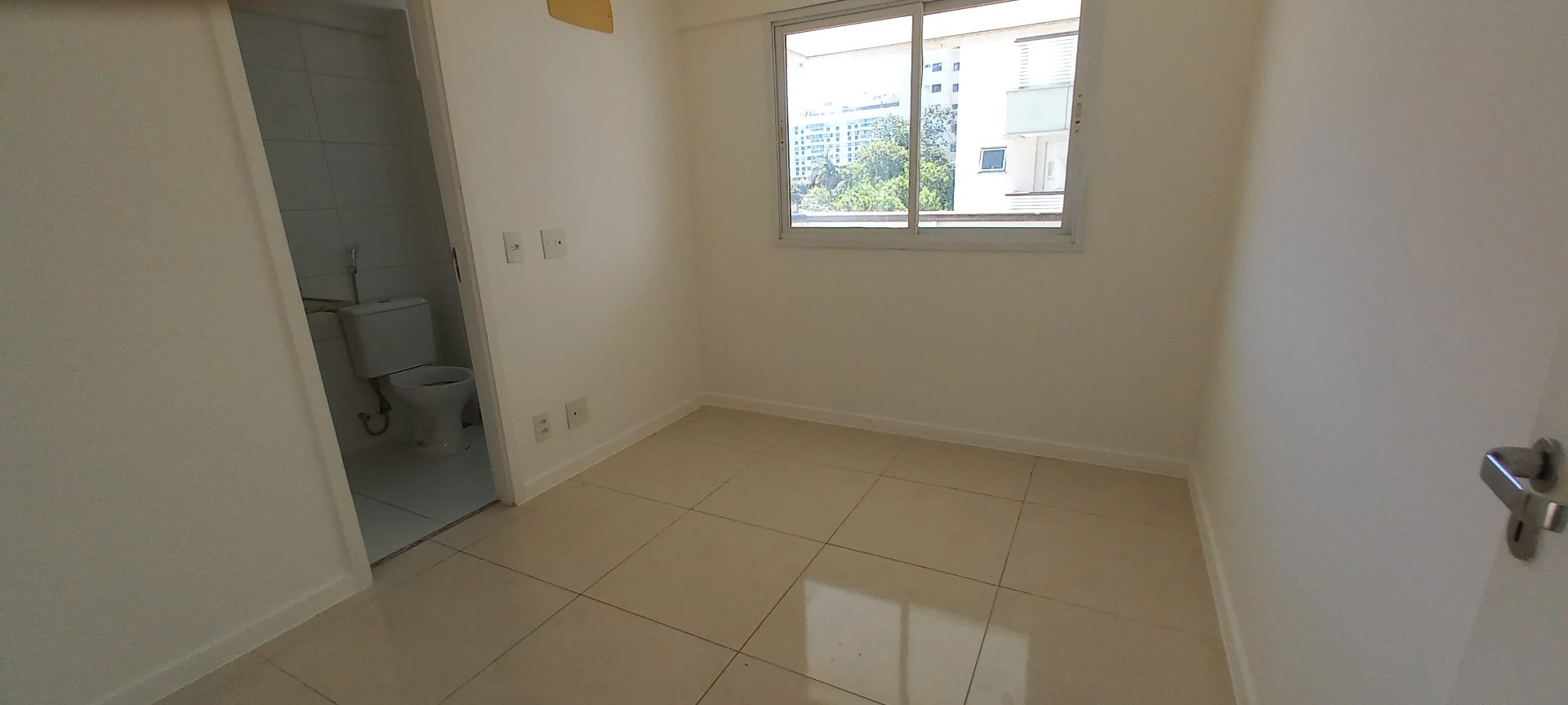 Apartment with 3 en-suites and 4 bathrooms — photo 22