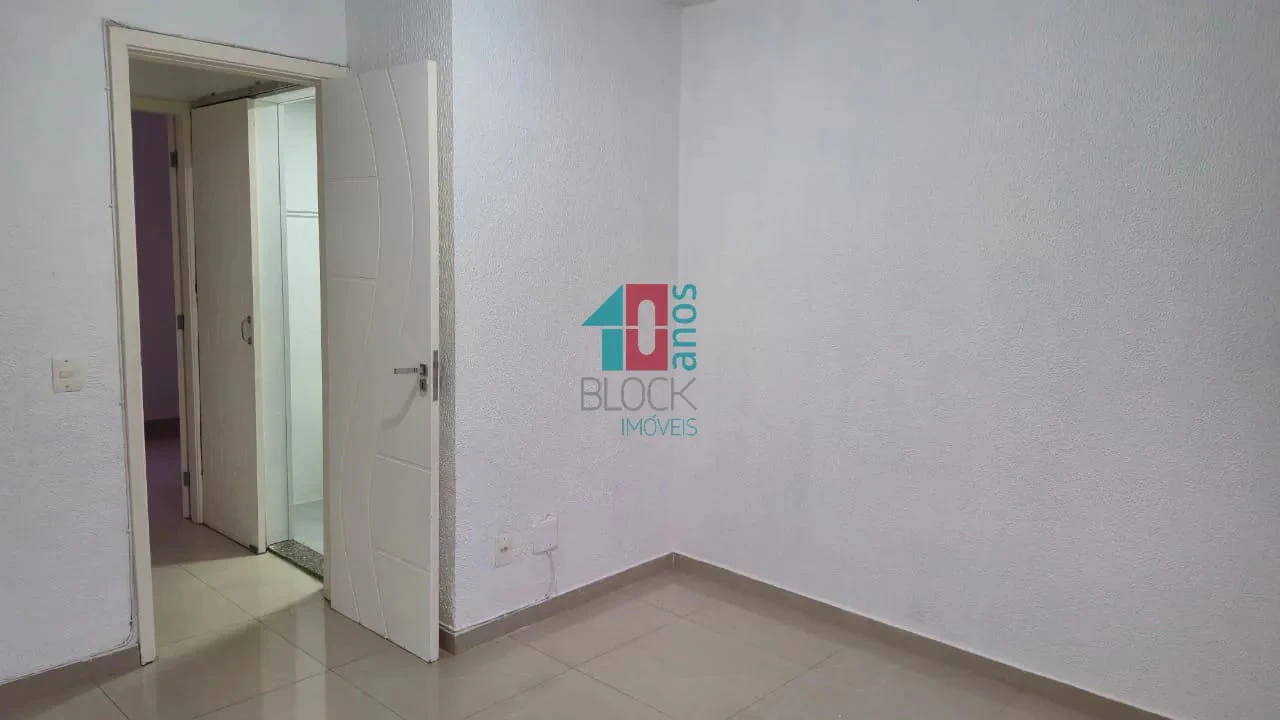 2-bedroom house with a separate kitchen and cabinets — photo 3