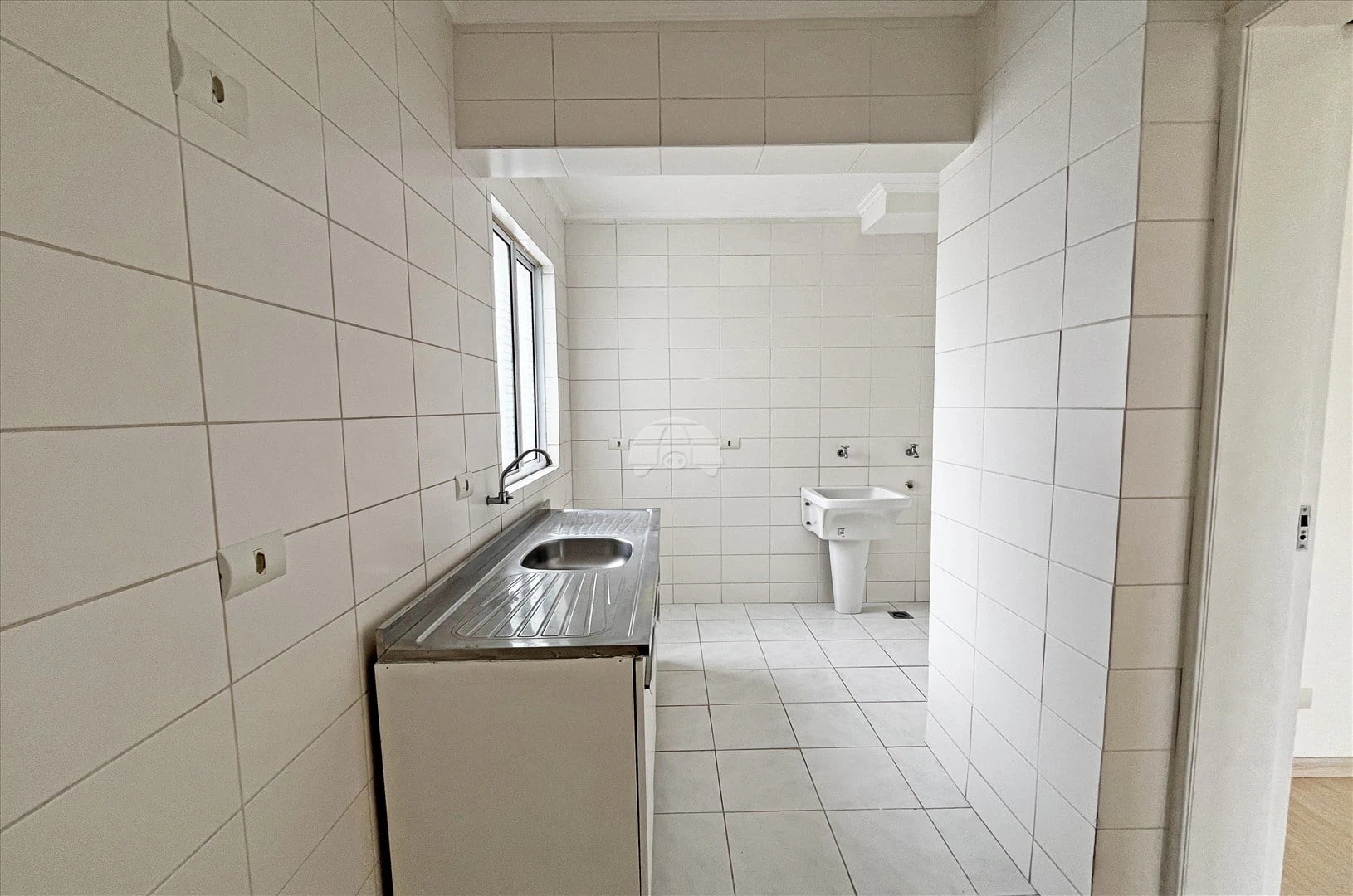 Apartment, 59 m², with wood or laminate floors — photo 2