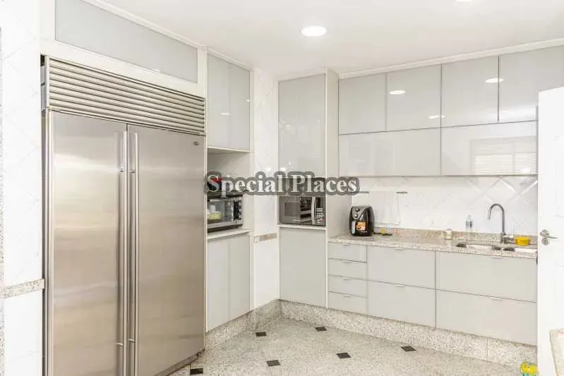 Furnished home with 5 bedrooms and 5 parking spaces — photo 12