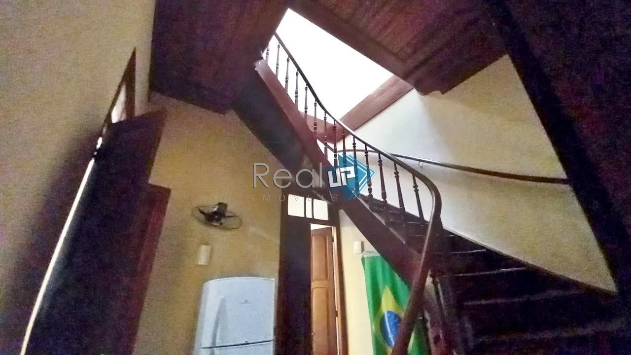 Colonial-style house with 3 bedrooms and a balcony — photo 60