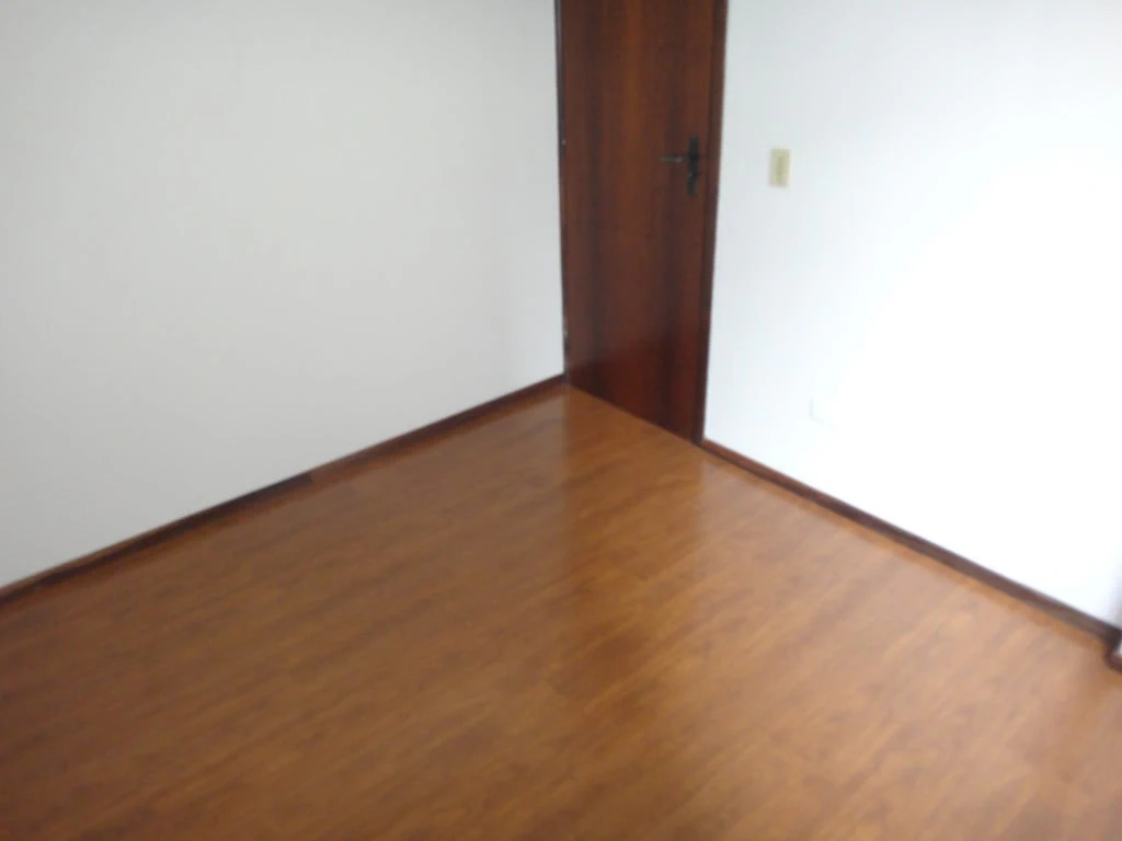2-bedroom apartment with wood or laminate floors — photo 7