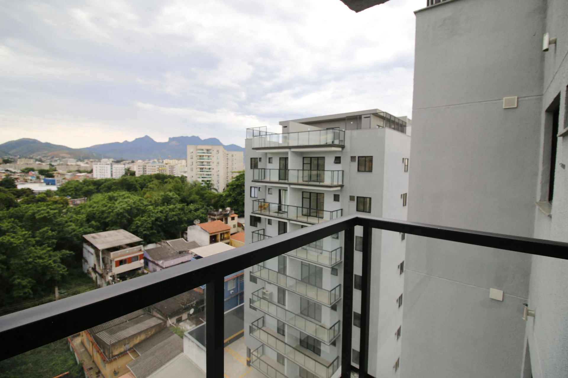Home office in a 2-bedroom apartment, 130 m² — photo 15