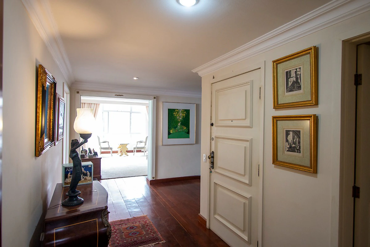 Glass-enclosed balcony in a 4-bedroom apartment, 382 m² — photo 27
