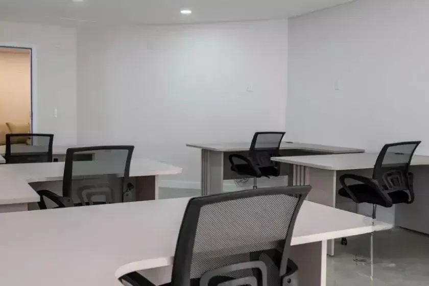 Unfurnished apartment with 2 bedrooms and air conditioning — photo 2