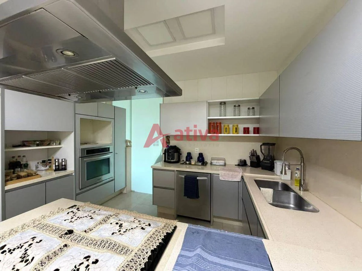 4-bedroom apartment with a glass-enclosed balcony — photo 19