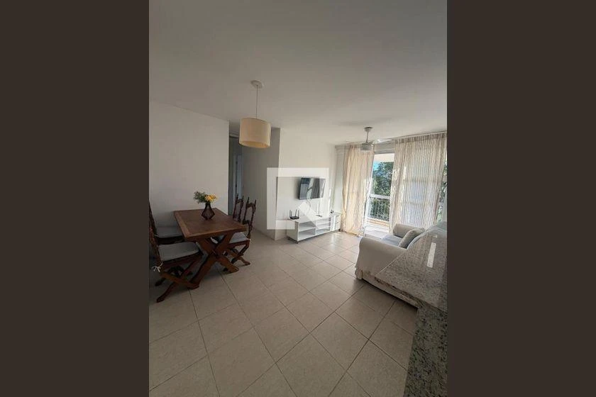Apartamento mobiliado de 2 quartos em condomínio com piscina