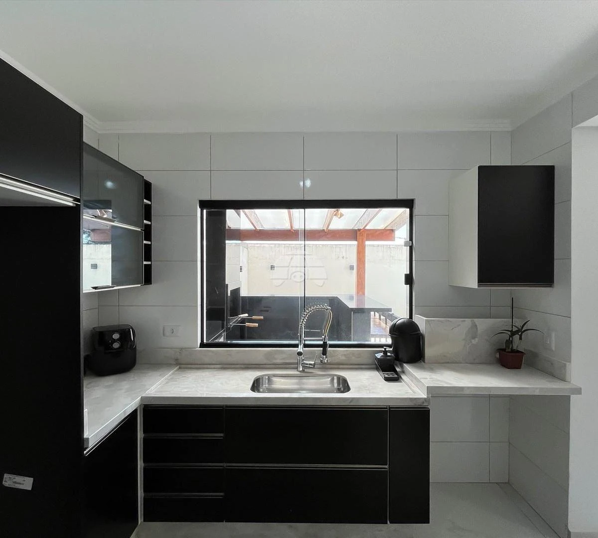 3-bedroom house with a grill on the balcony in Curitiba