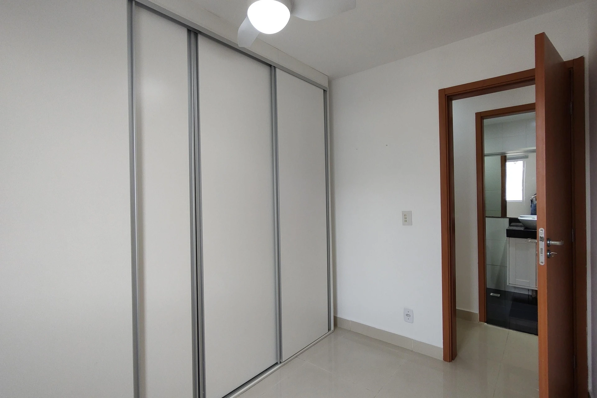 2-bedroom apartment in a building with a gym — photo 6