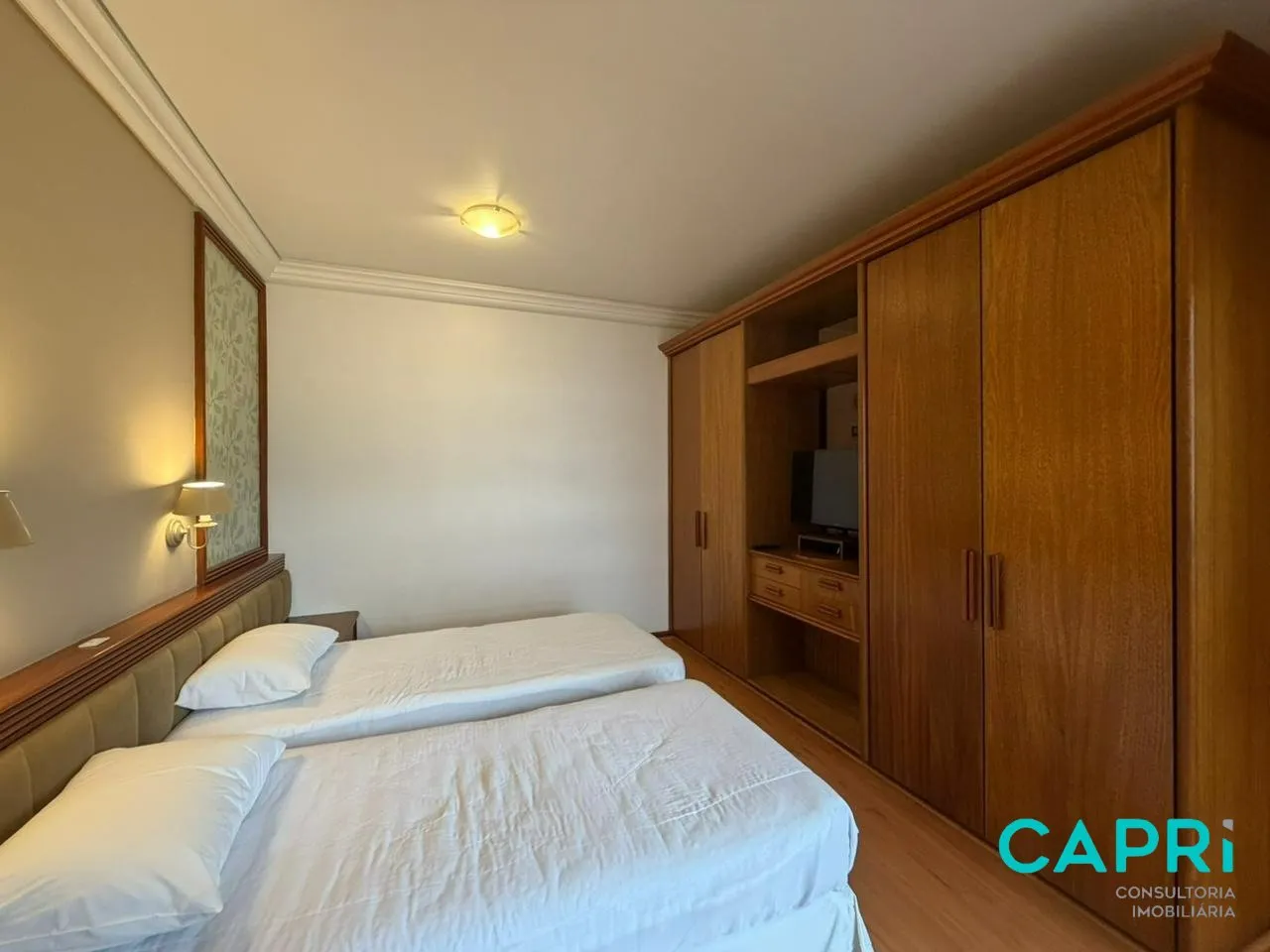 One-bedroom apartment with a washing machine — photo 3