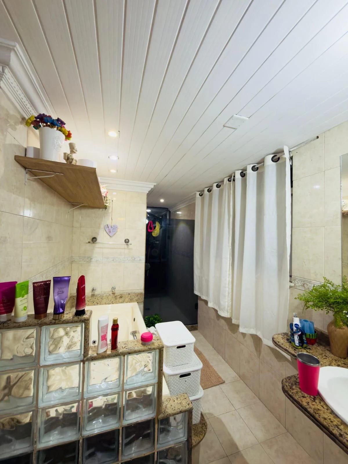 Walk-in closet in a 3-bedroom apartment, 230 m² — photo 9