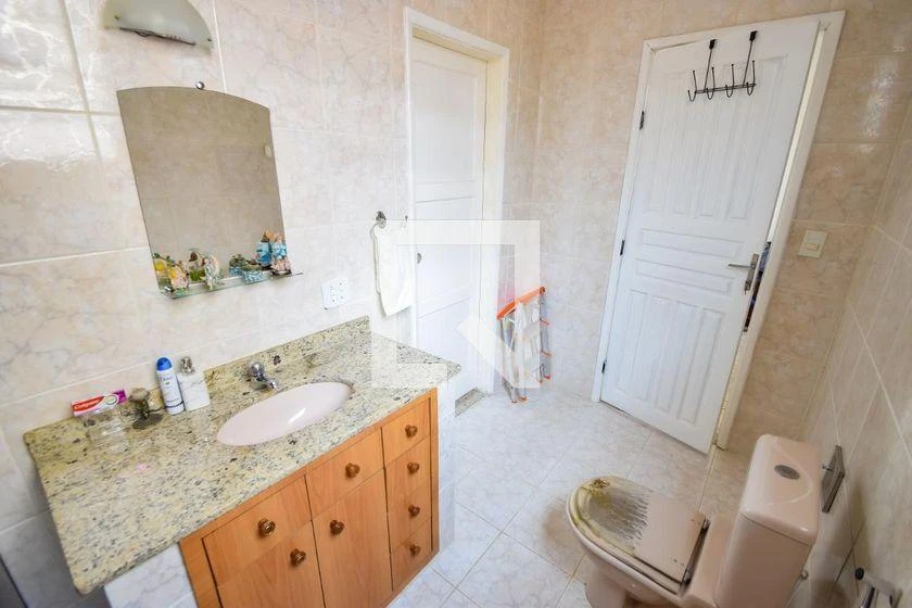 Rental house with 6 bedrooms and 260 m² total area — photo 33