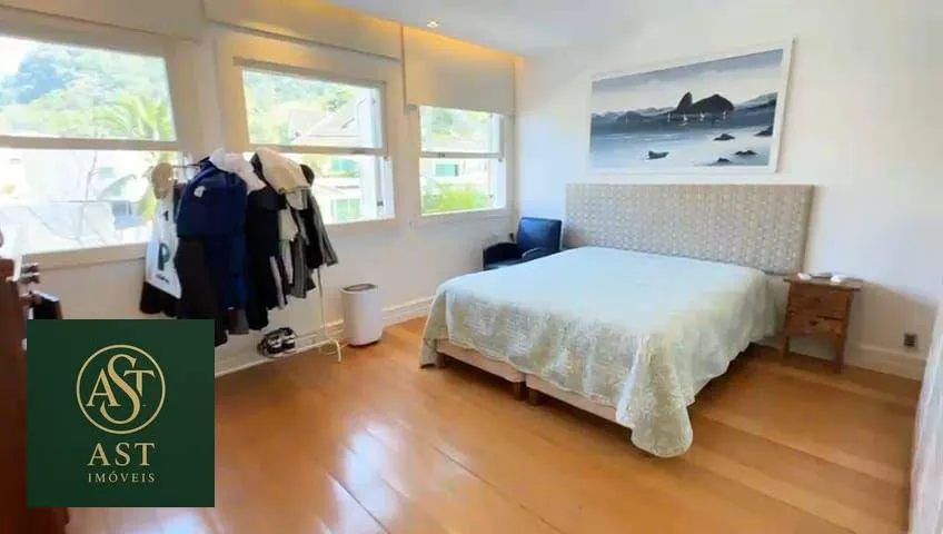 686 m² house with floor-to-ceiling windows and a bathtub — photo 47