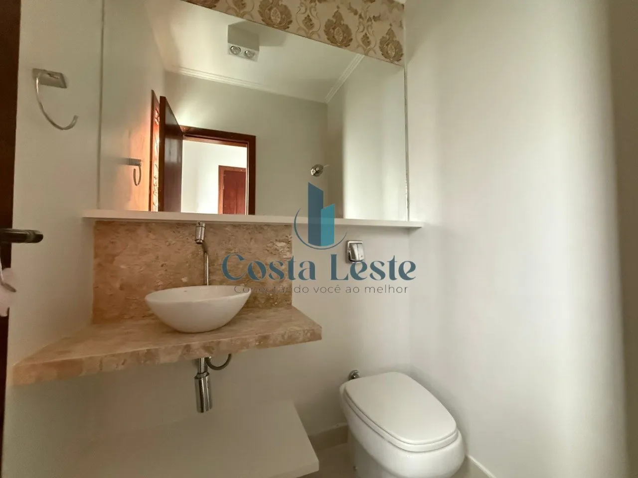 4-bedroom house with a fireplace in Florianópolis — photo 17