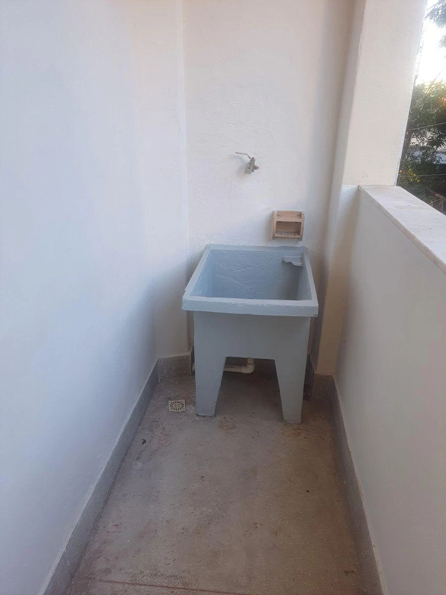1-bedroom apartment with a glass shower enclosure — photo 7