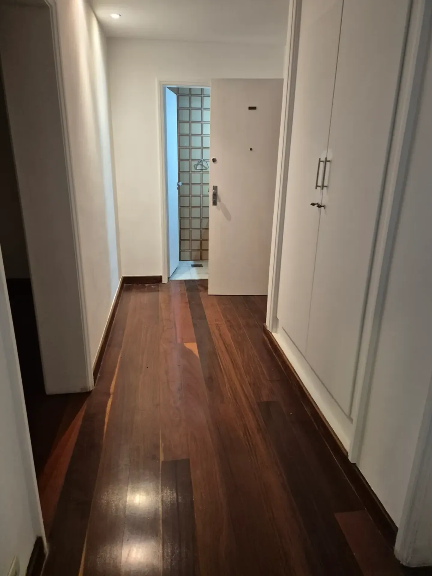 3-bedroom apartment with wood or laminate floors — photo 16