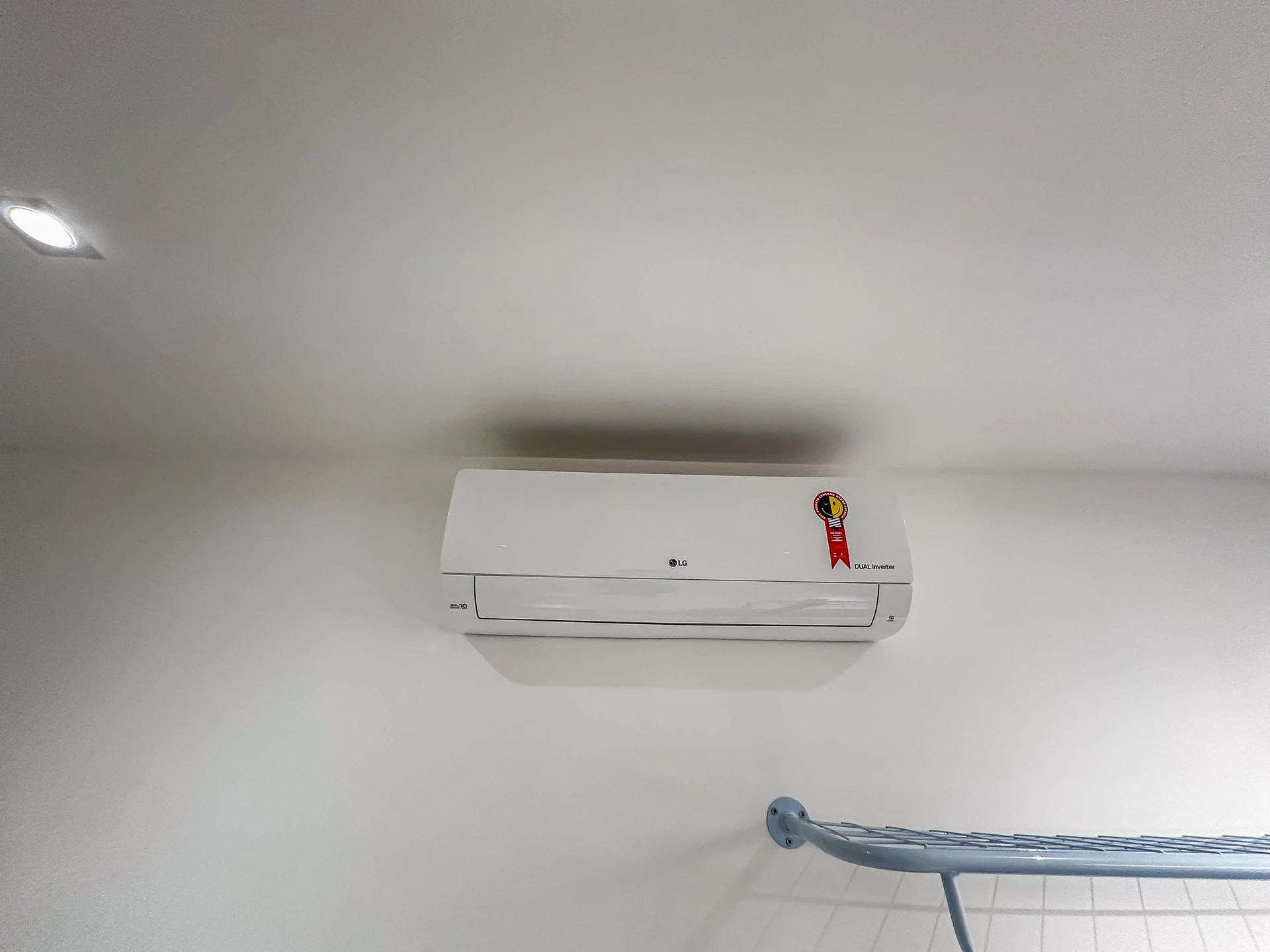 Kitnet mobiliada com box de vidro e chuveiro elétrico — photo 34