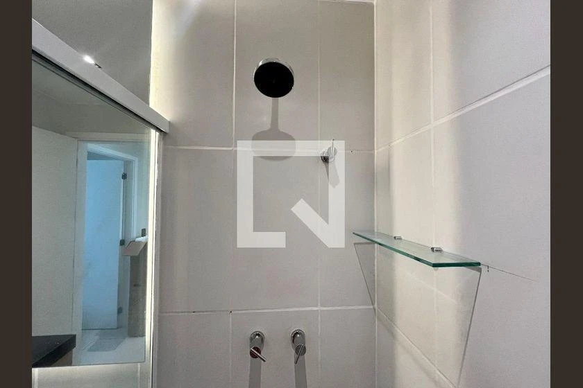 One-bedroom apartment in a building with a gym — photo 11