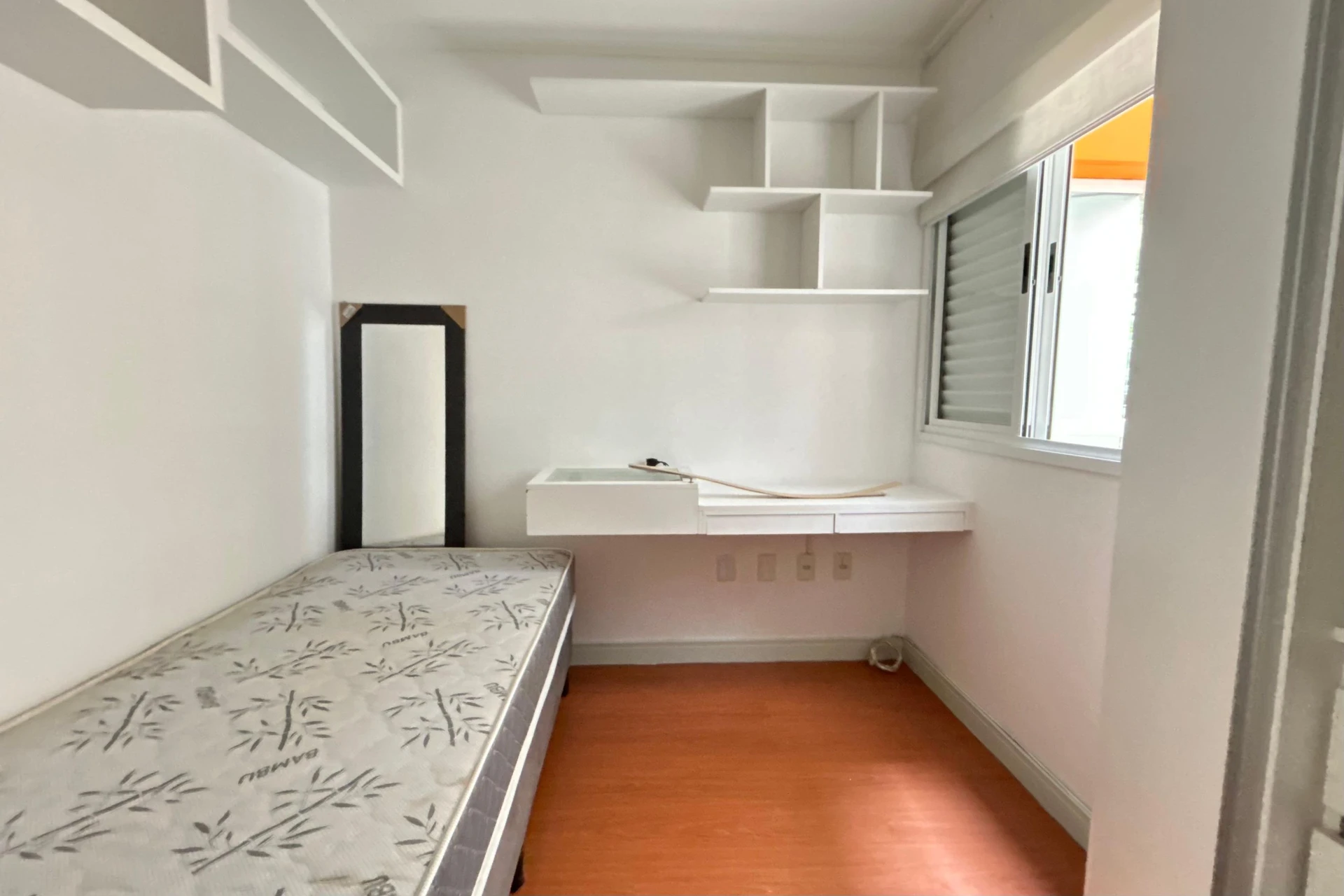 Glass-enclosed balcony in a 3-bedroom apartment, 108 m² — photo 29