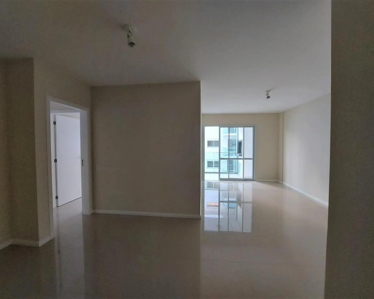 Balcony with a grill in a 3-bedroom apartment, 93 m² — photo 22