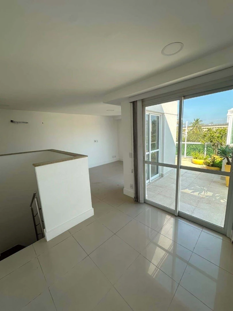 4-bedroom apartment with a balcony, 900 m² total area — photo 17