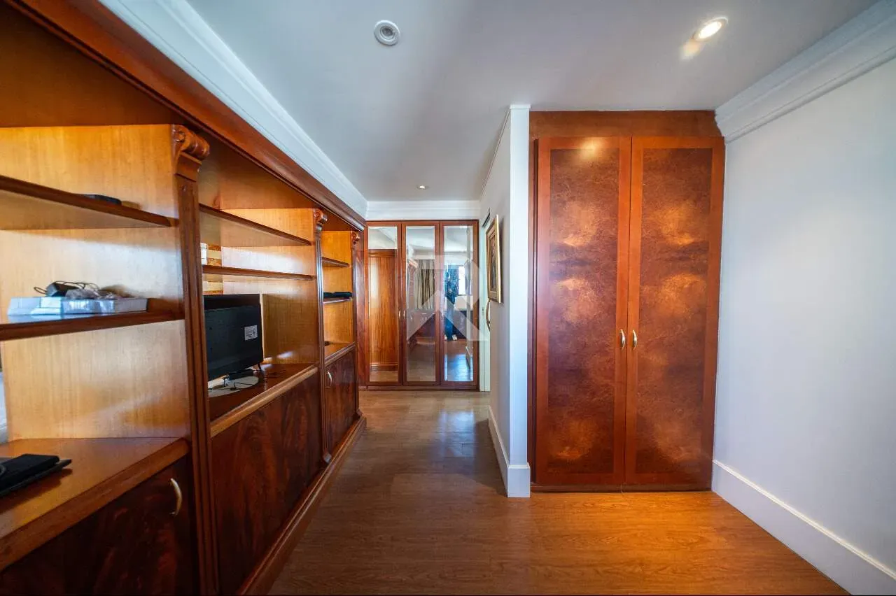 Furnished apartment with 3 bedrooms and 221 m² — photo 34