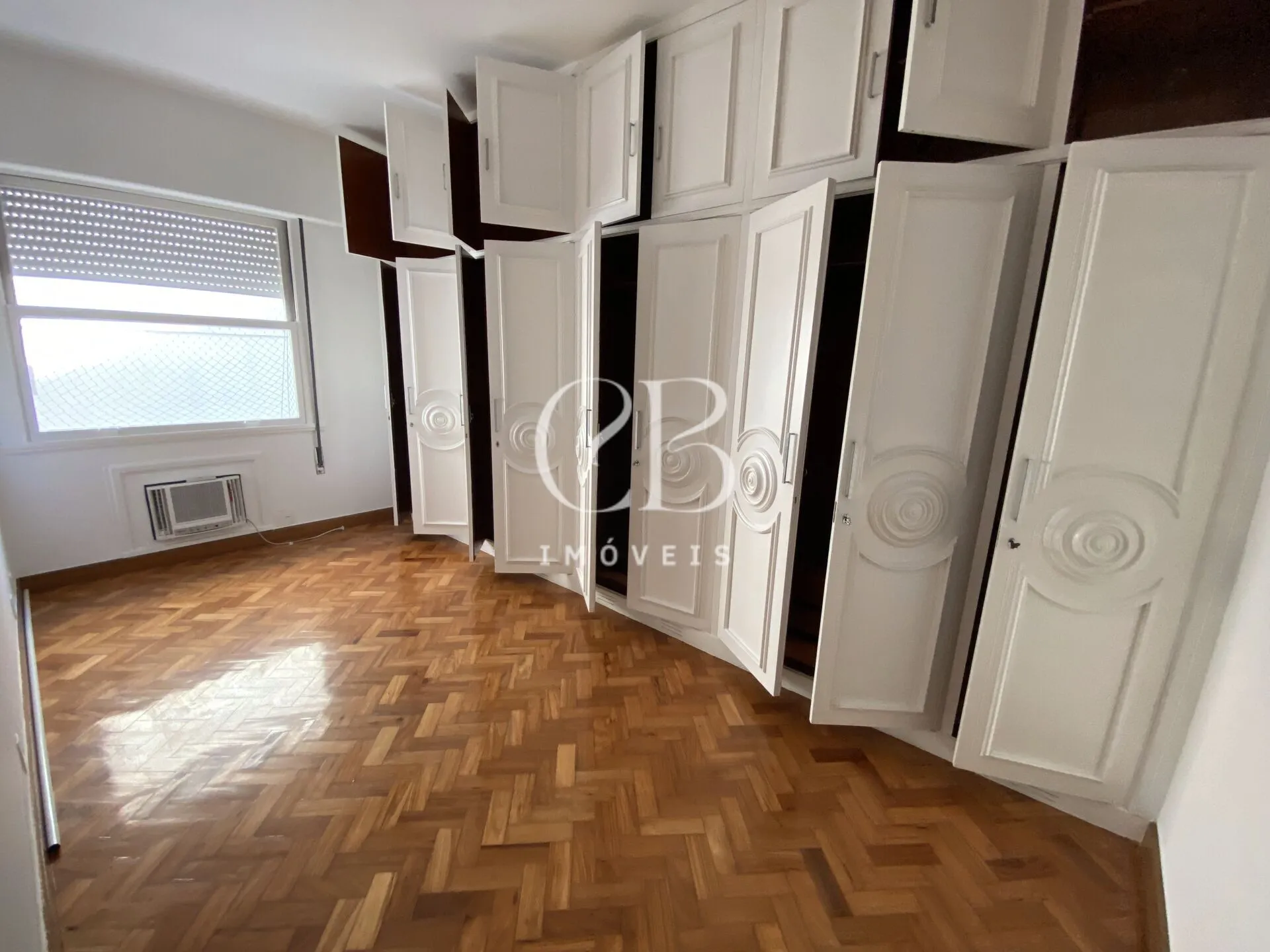 Apartment with 4 bedrooms and a glass-enclosed balcony — photo 60
