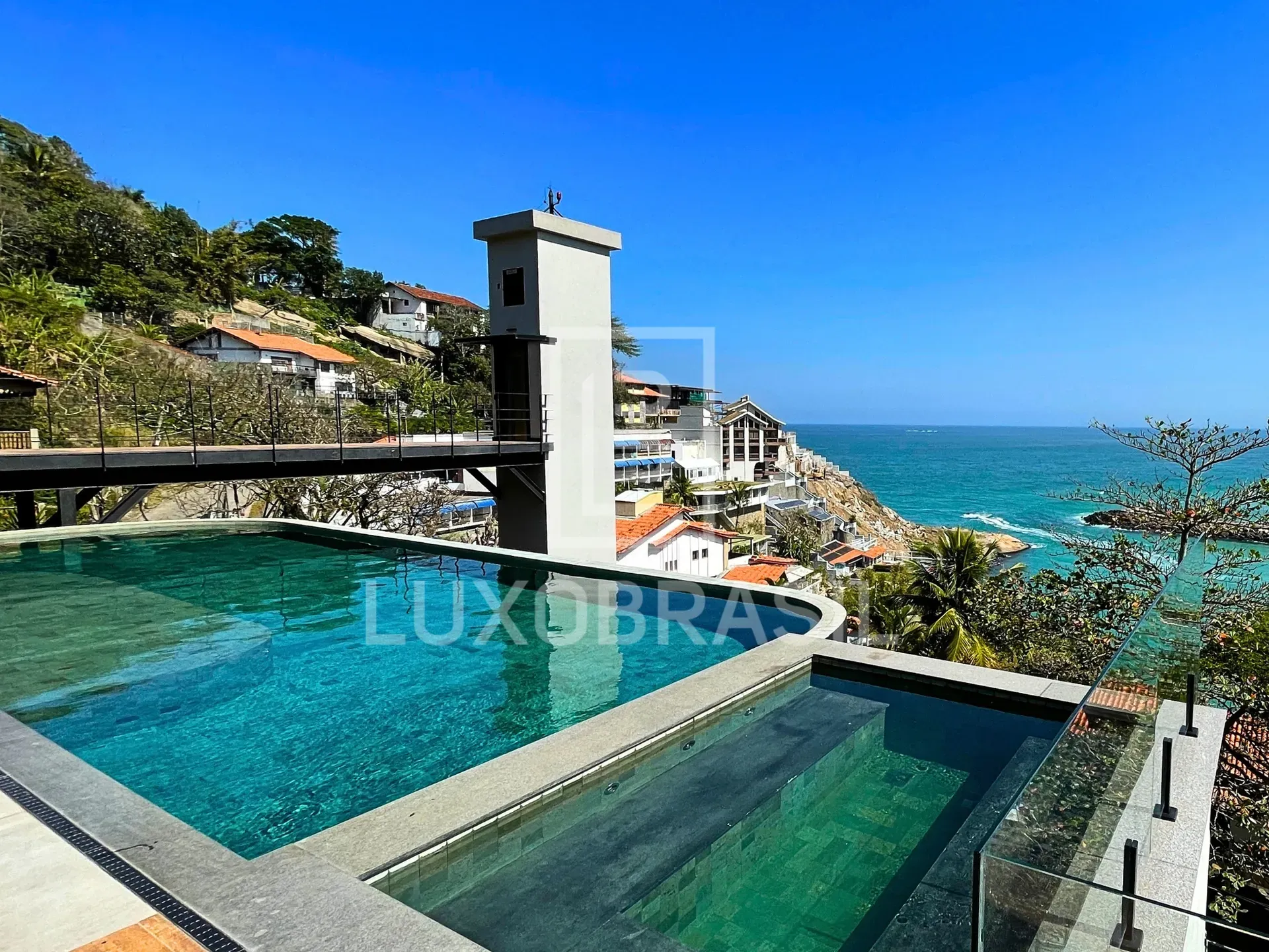 Furnished house with 5 bedrooms and 5 bathrooms
