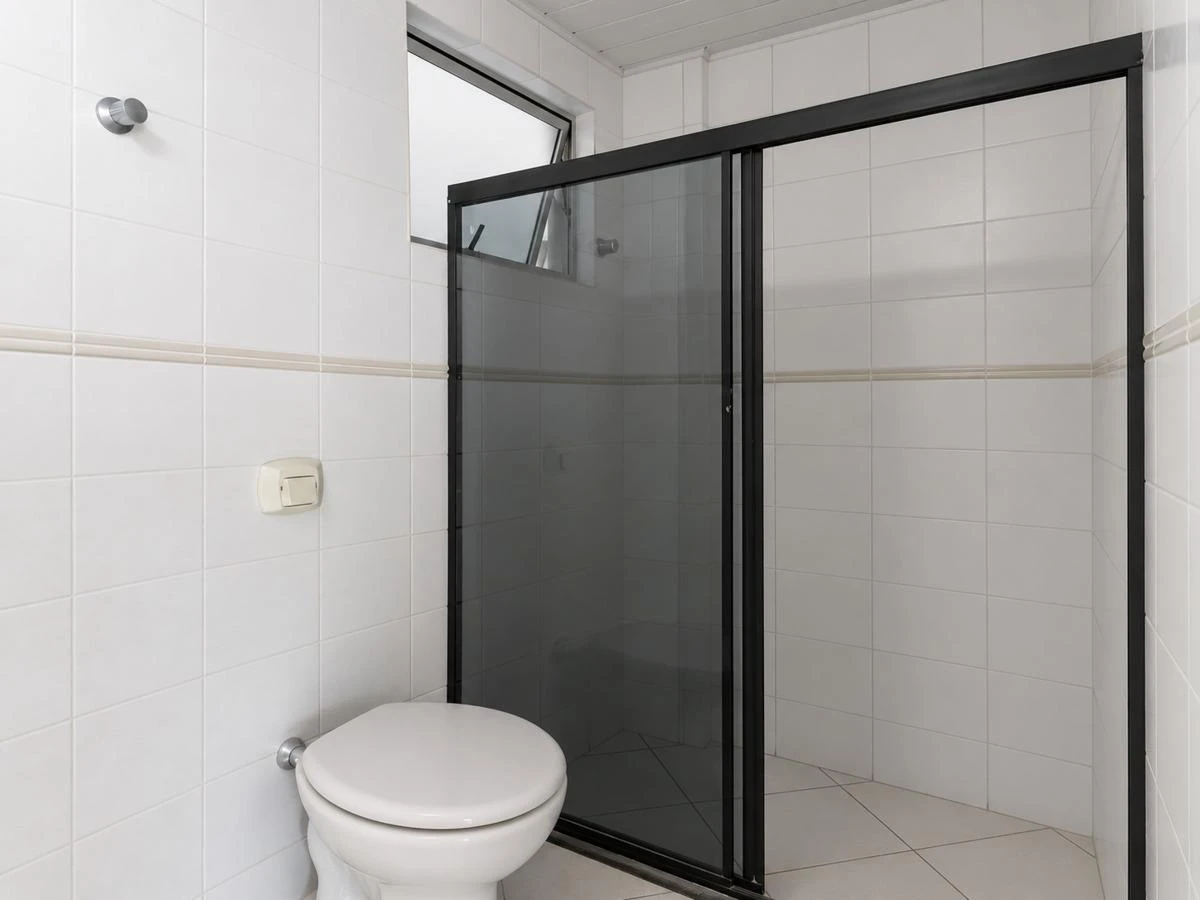 71 m² 1-bedroom apartment with a glass shower enclosure — photo 5