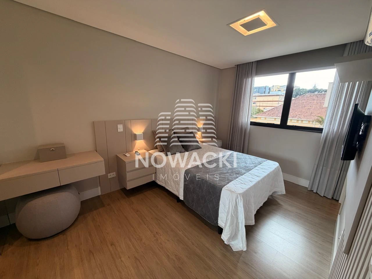 Walk-in closet in a one-bedroom apartment, 50 m²