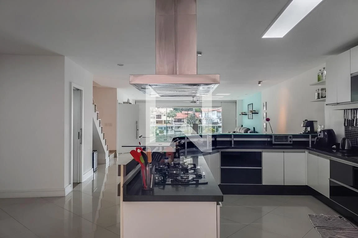 460 m² house with a water view and a private pool — photo 23