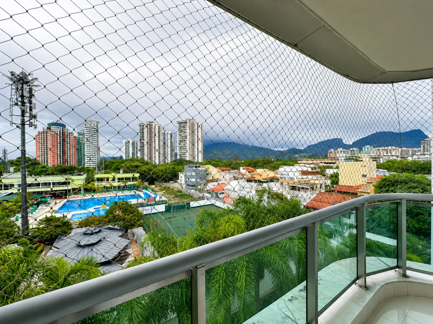 Rental apartment with 4 en-suite bedrooms and 282 m² — photo 17