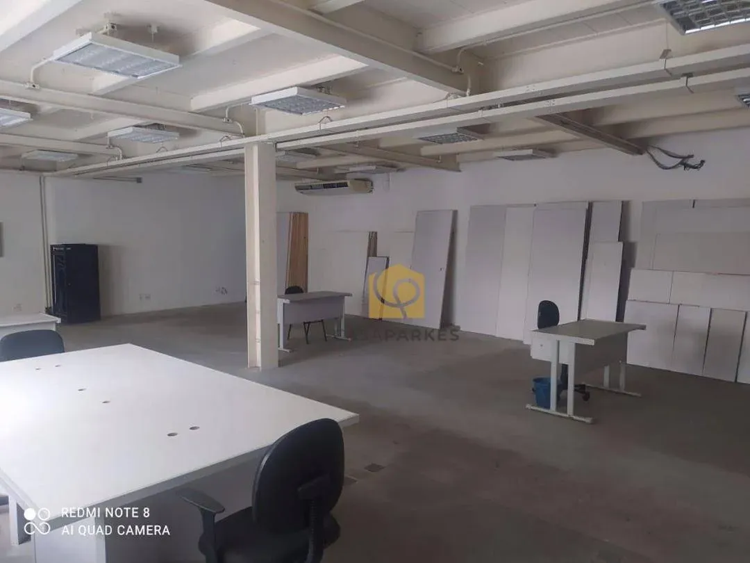 Casa com 2 dormitórios e piso de madeira na sala — photo 22