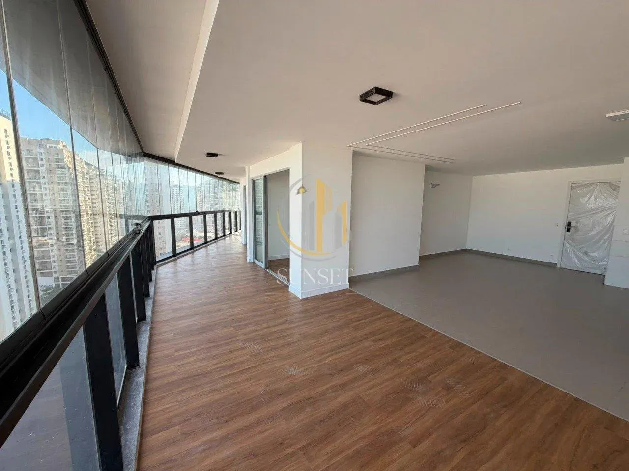 3-bedroom apartment with a water view — photo 4