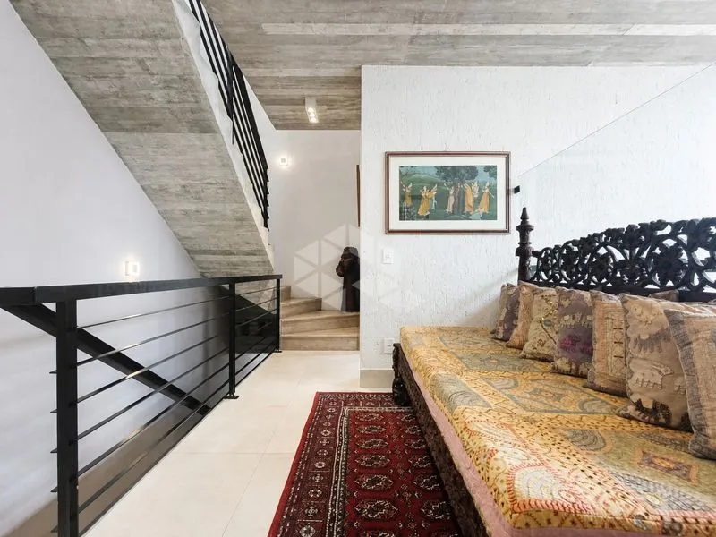 2-bedroom house with a glass-enclosed balcony — photo 7