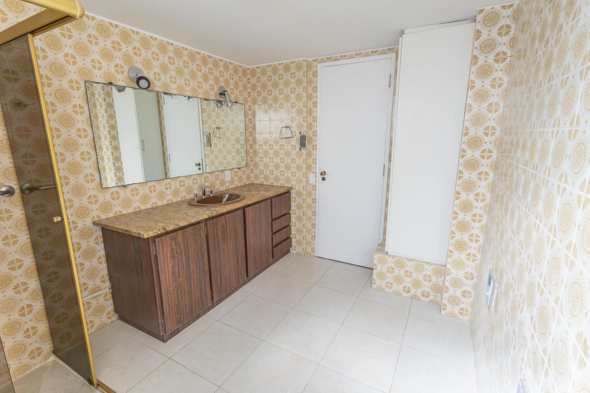 Furnished apartment, 283 m², with a glass-enclosed balcony — photo 35